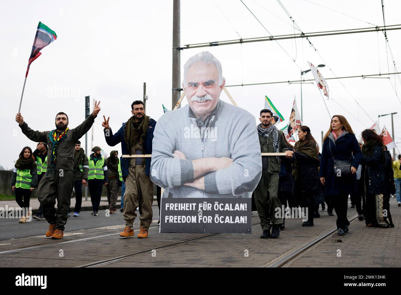 Tausende Menschen nehmen an der pro-kurdischen Demonstration in der Deutzer Werft Teil. Viele sind mit Bussen aus allen Teilen Deutschlands nach Köln gekommen. Die pro-kurdischen Demonstranten ziehen anschließend durch die Innenstadt. Sie fordern die Freilassung ihres geistigen Anführers Abdullah Öcalan, der Organisation PKK leitete und in der Türkei lebenslang in Haft sitzt. Köln, 17.02.2024 NRW Deutschland *** Tausende von Menschen nehmen an der pro-kurdischen Demonstration in der Werft Deutz Teil viele sind mit dem Bus aus allen Teilen Deutschlands nach Köln gekommen die pro-kurdischen Demonstranten dann m Stockfoto