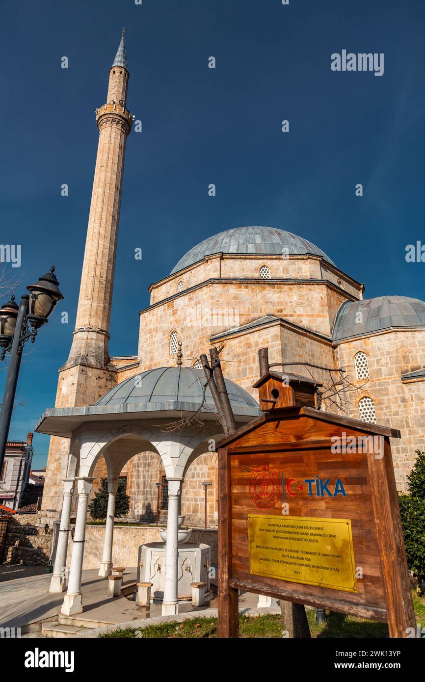 Prizren, Kosovo - 6. Februar 2024: Die Sinan Pascha Moschee ist eine osmanische Moschee in der Stadt Prizren im Kosovo. Es wurde 1615 von Sofi Sinan Pascha, BE, erbaut Stockfoto