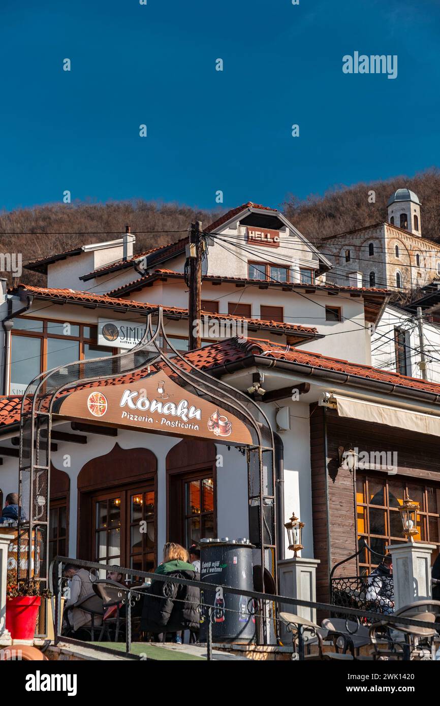 Prizren, Kosovo - 6. Februar 2024: Touristische Geschäfte und Cafés rund um die Sinan Pascha Moschee, der beliebteste Ort von Prizren, Kosovo. Stockfoto