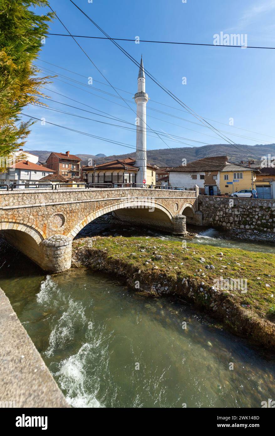 Prizren, Kosovo - 6. Februar 2024: Die Suzi Celebi Moschee ist eine Moschee aus der osmanischen Ära in Prizren, Kosovo. 1523 erbaut, das zweitälteste islamische Gebäude Stockfoto