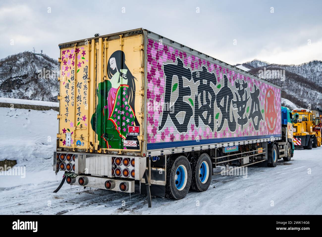 Ein Auflieger-Lkw, der mit bunten Kunstwerken enttarnt ist. Rausu, Hokkaido, Japan. Stockfoto
