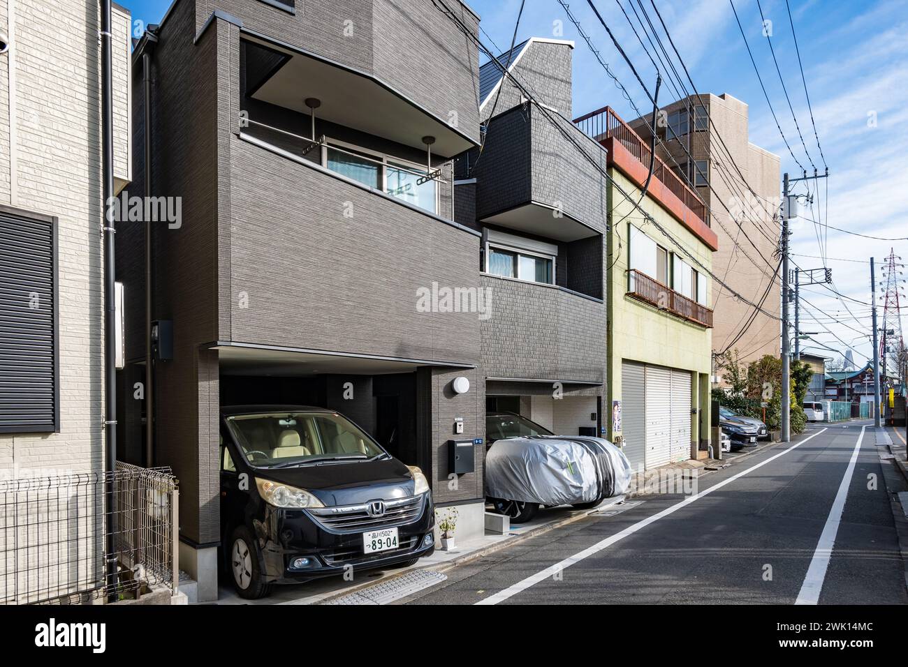 Parken auf engem Parkplatz in den Apartments. Tokio, Japan. Stockfoto