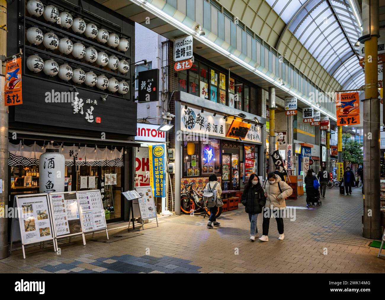Restaurants und Geschäfte entlang der Gasse auf dem Nachtmarkt. Tokio, Japan. Stockfoto
