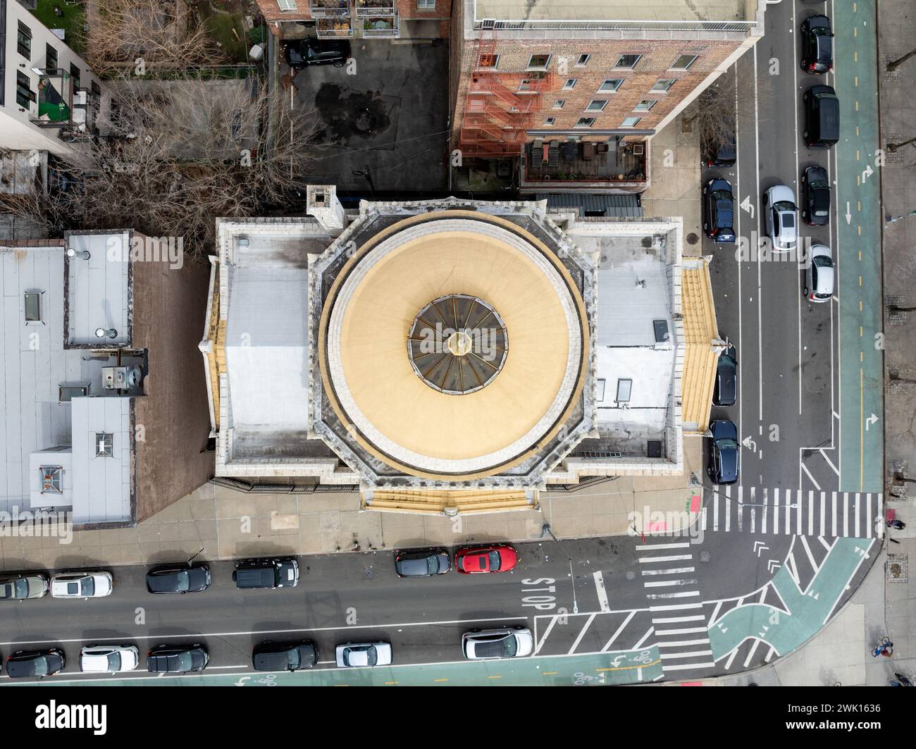 Luftaufnahme der Ukrainisch-orthodoxen Dreifaltigkeit im Stadtteil Williamsburg in Brooklyn, New York. Stockfoto