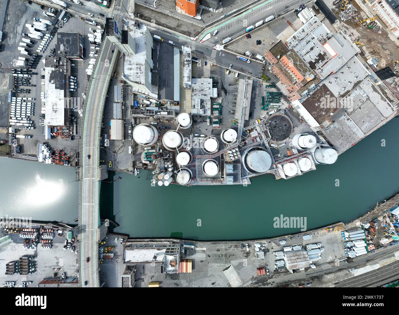 Die Eier des Gäreiers der Newtown Creek Wastewater Treatment Plant in Greenpoint, Brooklyn. Stockfoto