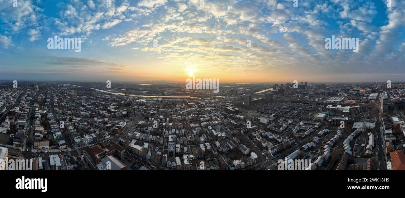 Luftaufnahme der Skyline von Newark, New Jersey, USA auf dem Passaic River. Stockfoto