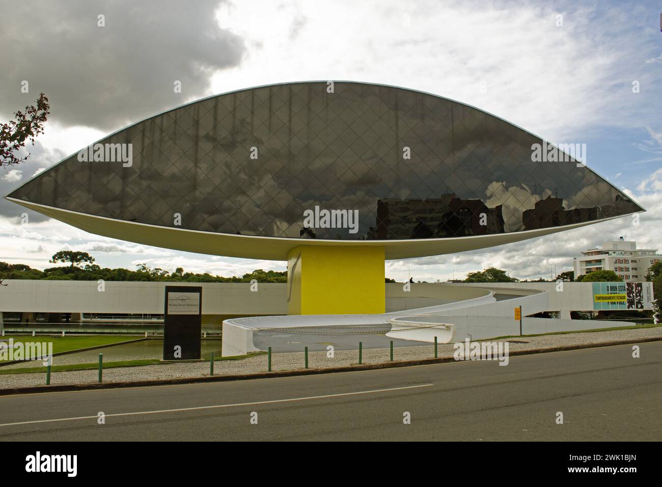 Blick auf das Oscar Niemeyer Museum, auch bekannt als Museu do Olho oder Niemeyer's Eye. Die moderne Architektur des Oscar Niemeyer Museums in Curitiba. Stockfoto