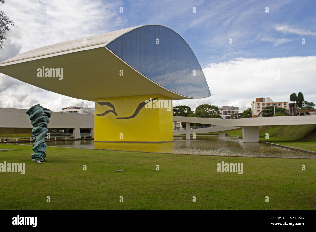 Blick auf das Oscar Niemeyer Museum, auch bekannt als Museu do Olho oder Niemeyer's Eye. Die moderne Architektur des Oscar Niemeyer Museums in Curitiba. Stockfoto