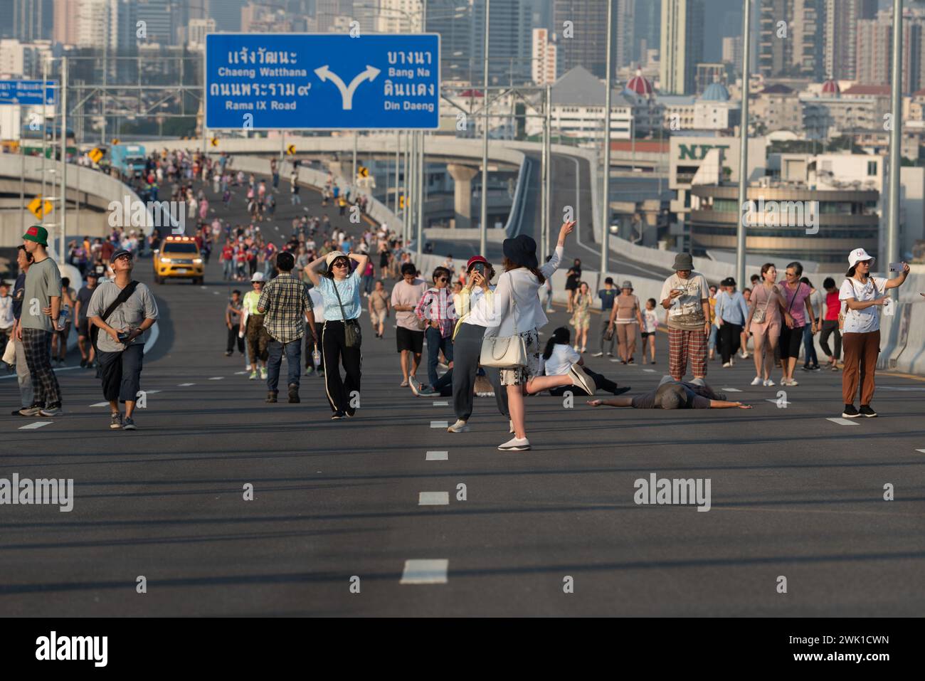 Bangkok, Thailand. Februar 2024. Die Leute laufen herum und bewundern und machen ein Erinnerungsfoto mit der „parallelen Brücke zur Rama 9 Brücke“ Thailands erster paralleler Brücke über den Chao Phraya Fluss in Bangkok. Die Expressway Authority of Thailand (EXAT) ist für Fahrzeuge geöffnet, die den Service in Kürze nutzen. (Kreditbild: © Teera Noisakran/Pacific Press via ZUMA Press Wire) NUR REDAKTIONELLE VERWENDUNG! Nicht für kommerzielle ZWECKE! Stockfoto