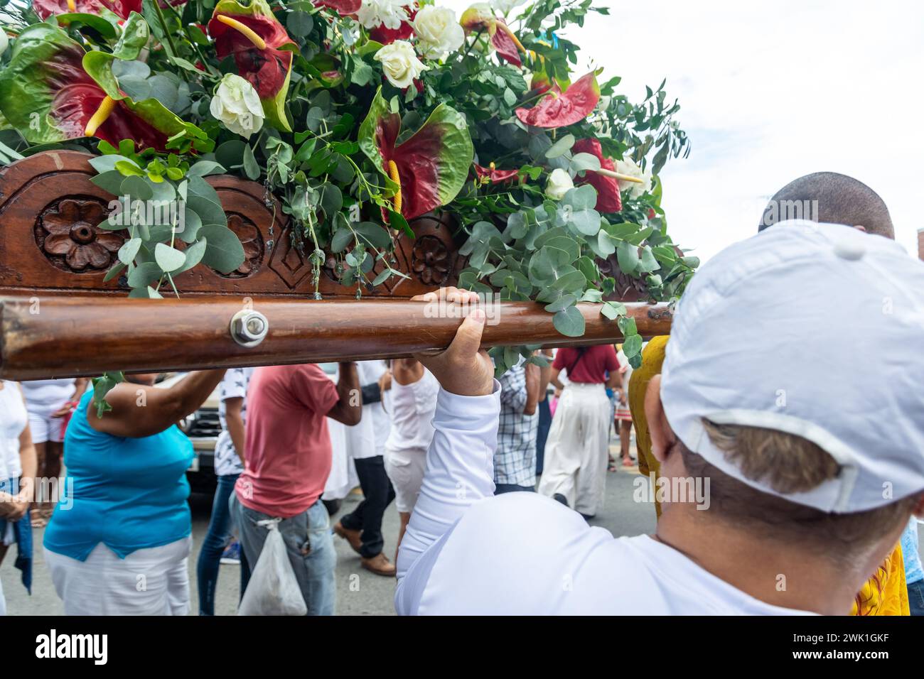 Salvador, Bahia, Brasilien - 08. Dezember 2023: Katholische Gläubige werden betend und während einer Prozession zu Ehren unserer Lieben Frau von Conceicao da Praia i. gesehen Stockfoto