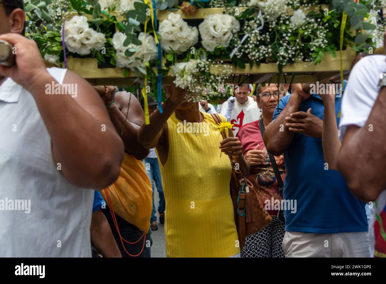 Salvador, Bahia, Brasilien - 08. Dezember 2023: Katholische Gläubige werden betend und während einer Prozession zu Ehren unserer Lieben Frau von Conceicao da Praia i. gesehen Stockfoto
