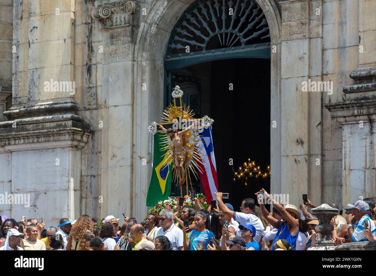 Salvador, Bahia, Brasilien - 08. Dezember 2023: Das Bild Jesu Christi am Kreuz wird von Katholiken während einer Hommage an unsere Lieben Frau von Conceicao da P. getragen Stockfoto
