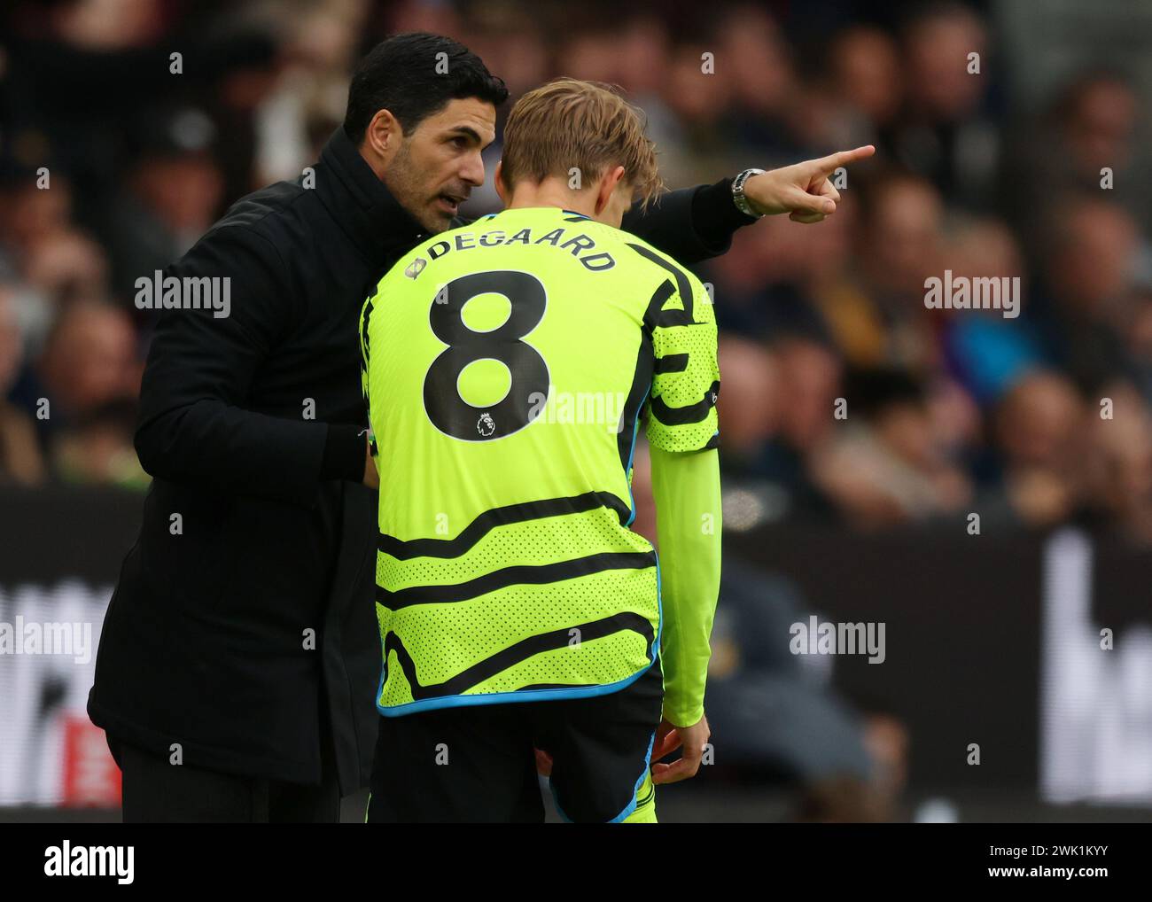 Burnley, Großbritannien. Februar 2024. Arsenal-Manager Mikel Arteta erteilt Martin Odegaard von Arsenal Anweisungen, nachdem er während des Premier League-Spiels in Turf Moor, Burnley, das erste Tor des Spiels erzielt hat. Der Bildnachweis sollte lauten: Gary Oakley/Sportimage Credit: Sportimage Ltd/Alamy Live News Stockfoto