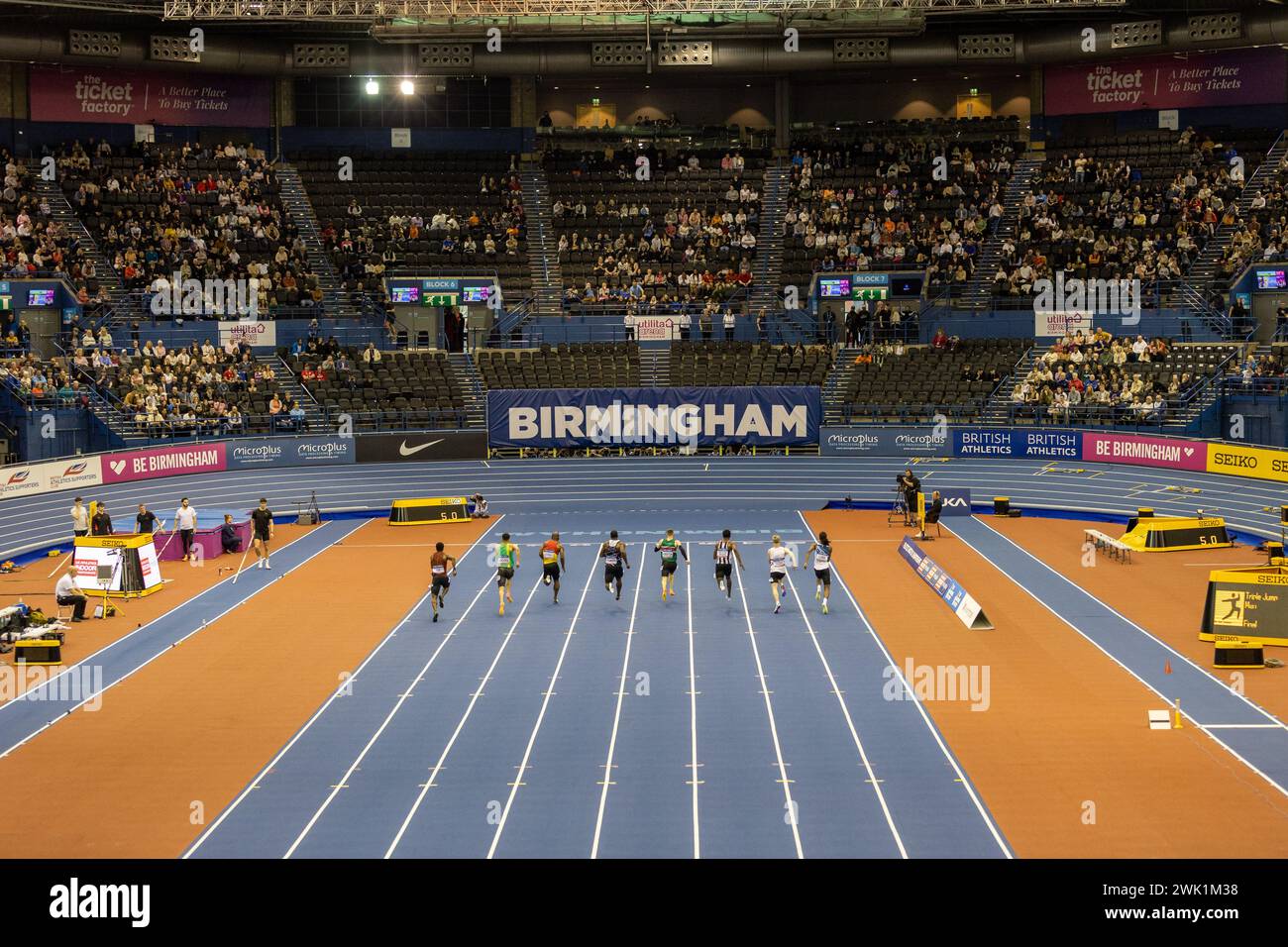 Birmingham, 17. Februar 2024, Weitaufnahme des Stadions und 60m Men Heats in der Utility Arena Birmingham, Credit: Aaron Badkin/Alamy Live News Stockfoto