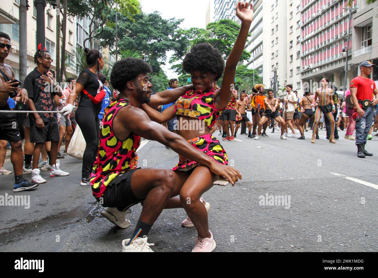 Sao Paulo, Sao Paulo, Brasilien. Februar 2024. Am 17. Februar 2024 trat Bloco Batekoo in Sao Paulo auf. Die Parade fand in Largo do Paissandu im Stadtzentrum statt. Batekoo ist bekannt für seine lebhafte Energie und die Feier der Black- und LGBTQ-Kultur (Credit Image: © Wagner Vilas/ZUMA Press Wire) NUR REDAKTIONELLE VERWENDUNG! Nicht für kommerzielle ZWECKE! Stockfoto