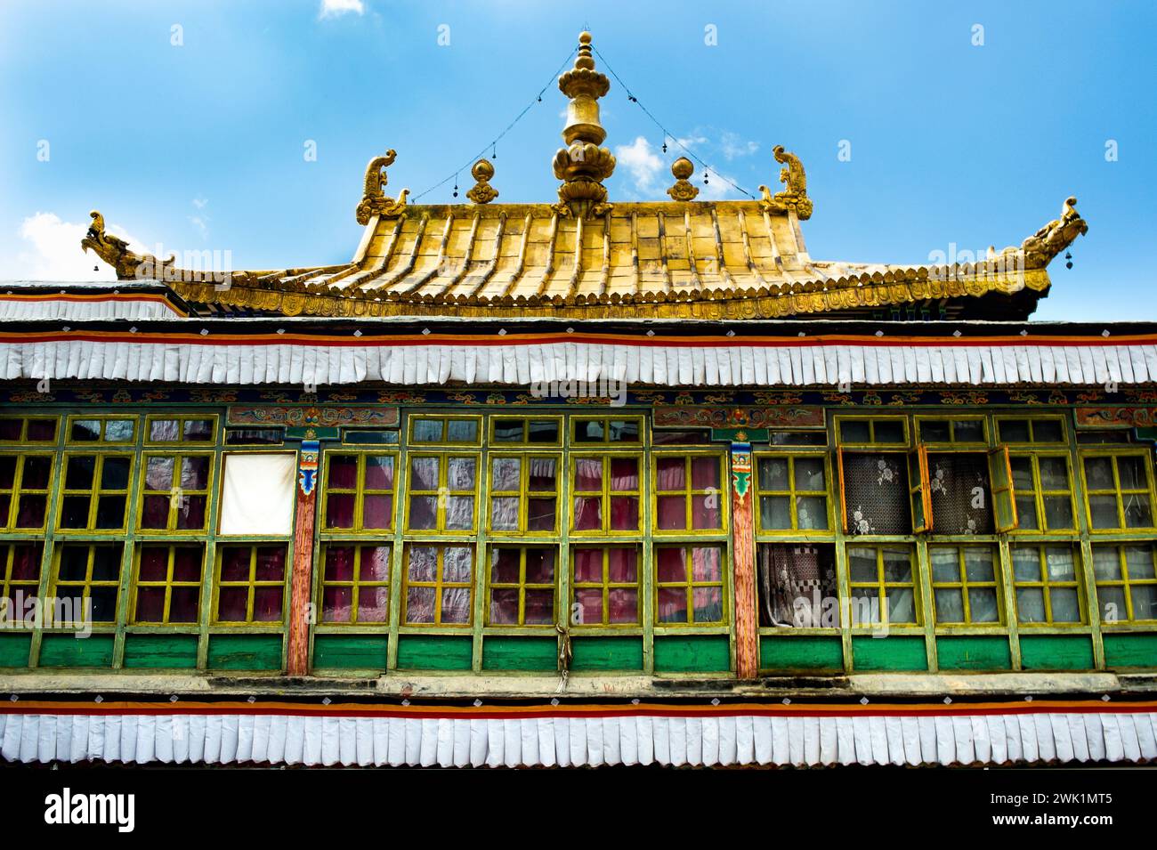 Die mongolische Architektur beeinflusst die exquisiten goldenen Dächer des Tashi Lhunpo Klosters in Shigatse, der Autonomen Region Tibet, China. Stockfoto