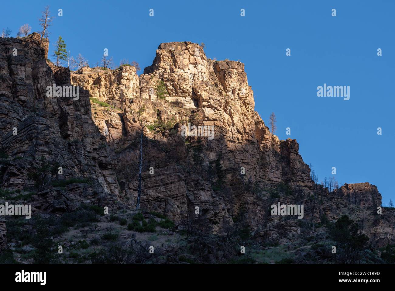 Klippen vom Grizzly Creek Trail im Glenwood Canyon, White River National Forest (Glenwood Springs, Colorado, USA) Stockfoto