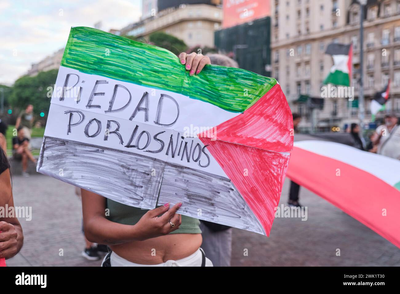 Buenos Aires, Argentinien, 16. Februar 2024: Menschen protestieren in Solidarität mit Palästina gegen den israelischen Völkermord. Nicht erkennbare Frau, die einen p hält Stockfoto