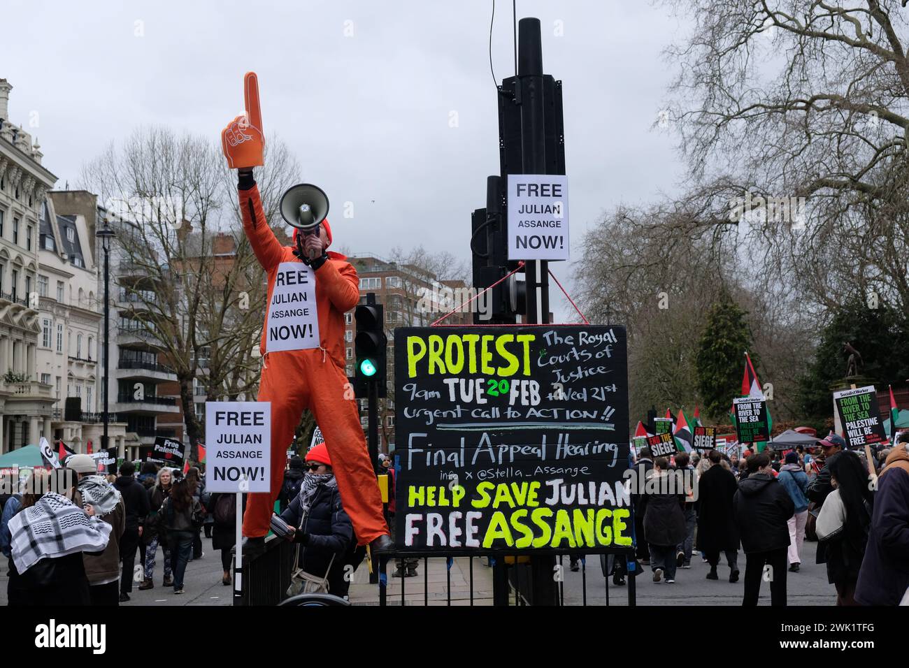 London, UK, 17. Februar 2024. Ein Pro-Julian Assange-Demonstrant macht auf die abschließende Berufungsverhandlung des WikiLeaks-Gründers am 20. Und 21. Februar aufmerksam, die die Auslieferung an die USA anfechte. Zehntausende nahmen an einem marsch Teil, der von der Palästinensischen Solidaritätskampagne (PSK) organisiert wurde, der ersten seit Oktober in der Nähe der israelischen Botschaft stattfand und zu einem sofortigen Waffenstillstand aufrief. Über 30.000 Palästinenser sind im Konflikt zwischen Israel und Hamas ums Leben gekommen. Quelle: Eleventh Photography/Alamy Live News Stockfoto