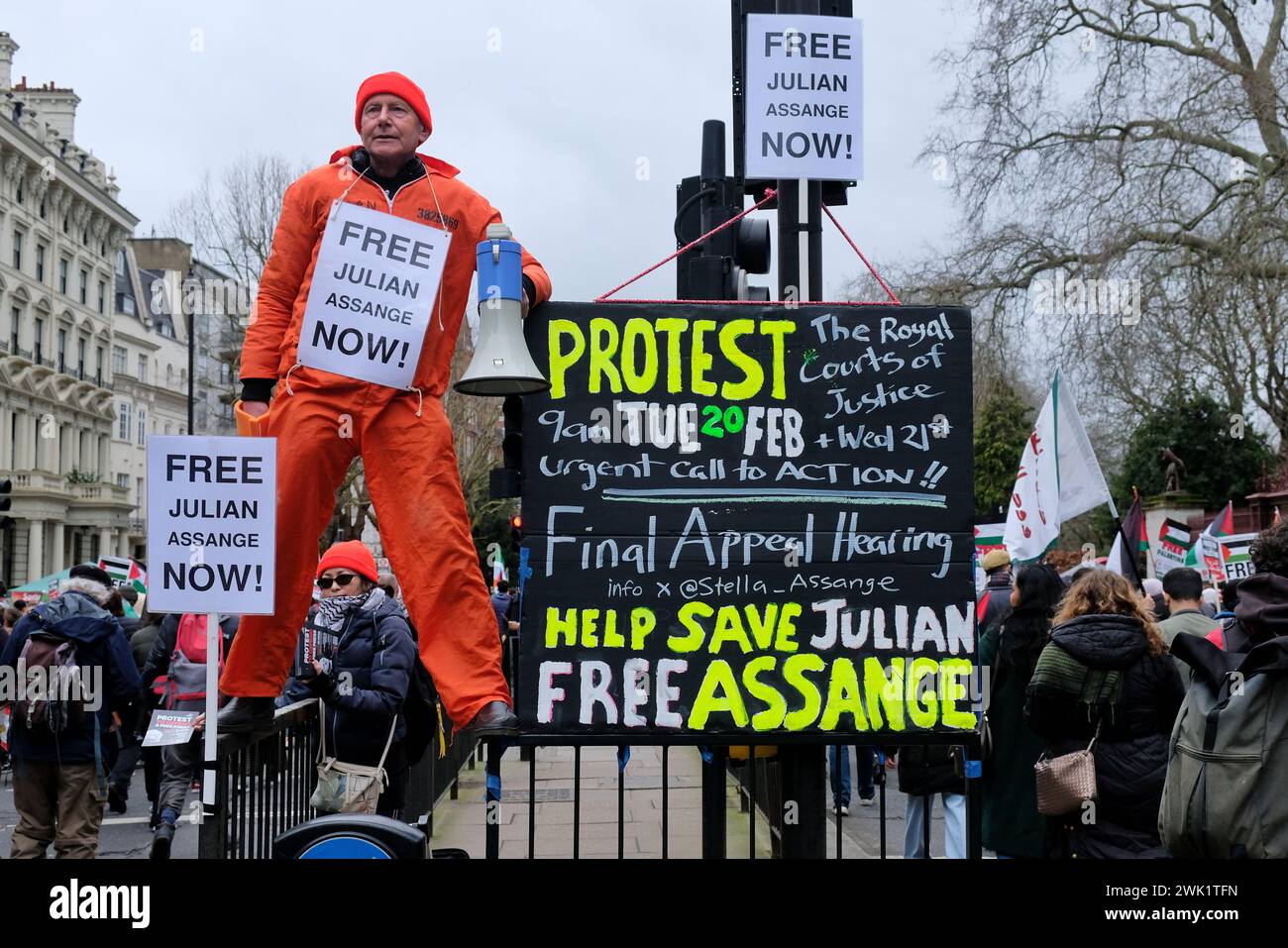 London, UK, 17. Februar 2024. Ein Pro-Julian Assange-Demonstrant macht auf die abschließende Berufungsverhandlung des WikiLeaks-Gründers am 20. Und 21. Februar aufmerksam, die die Auslieferung an die USA anfechte. Zehntausende nahmen an einem marsch Teil, der von der Palästinensischen Solidaritätskampagne (PSK) organisiert wurde, der ersten seit Oktober in der Nähe der israelischen Botschaft stattfand und zu einem sofortigen Waffenstillstand aufrief. Über 30.000 Palästinenser sind im Konflikt zwischen Israel und Hamas ums Leben gekommen. Quelle: Eleventh Photography/Alamy Live News Stockfoto