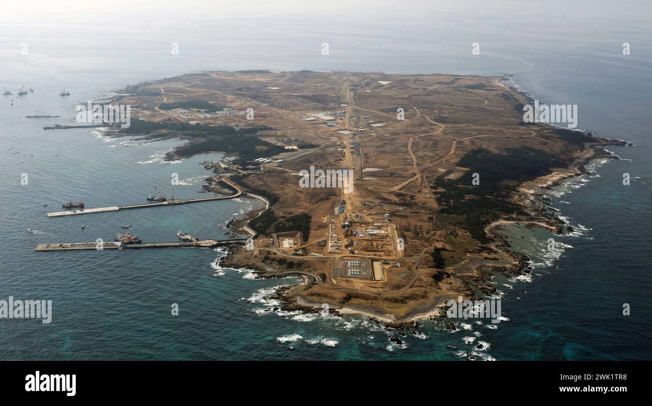 An aerial photo shows Mageshima Island in Iriomote City, Kagoshima Prefecture on Feb. 17, 2024. A project to build a Japan's Self-Defense Forces base on the island in line with the planned relocation of U.S. military drills to the island is ongoing. ( The Yomiuri Shimbun via AP Images ) Stockfoto