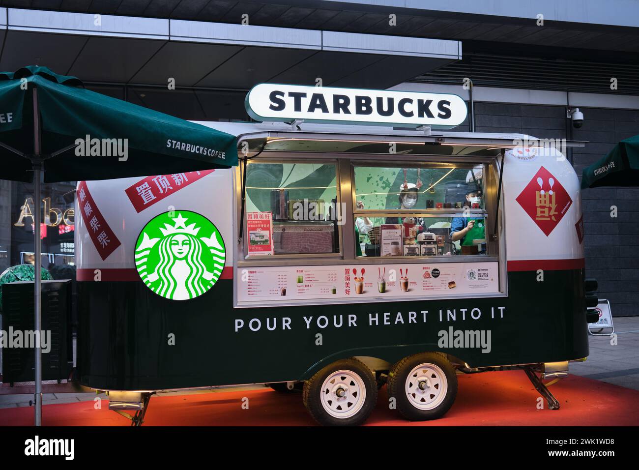 Starbucks Café-Wagen am Straßenrand Stockfoto
