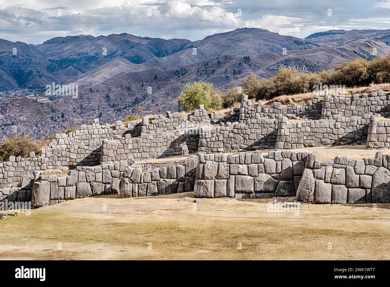 Landschaftsansicht der Mauern der Inka-Festung von Sacsayhuaman in der Nähe der Stadt Cusco, Peru. Stockfoto