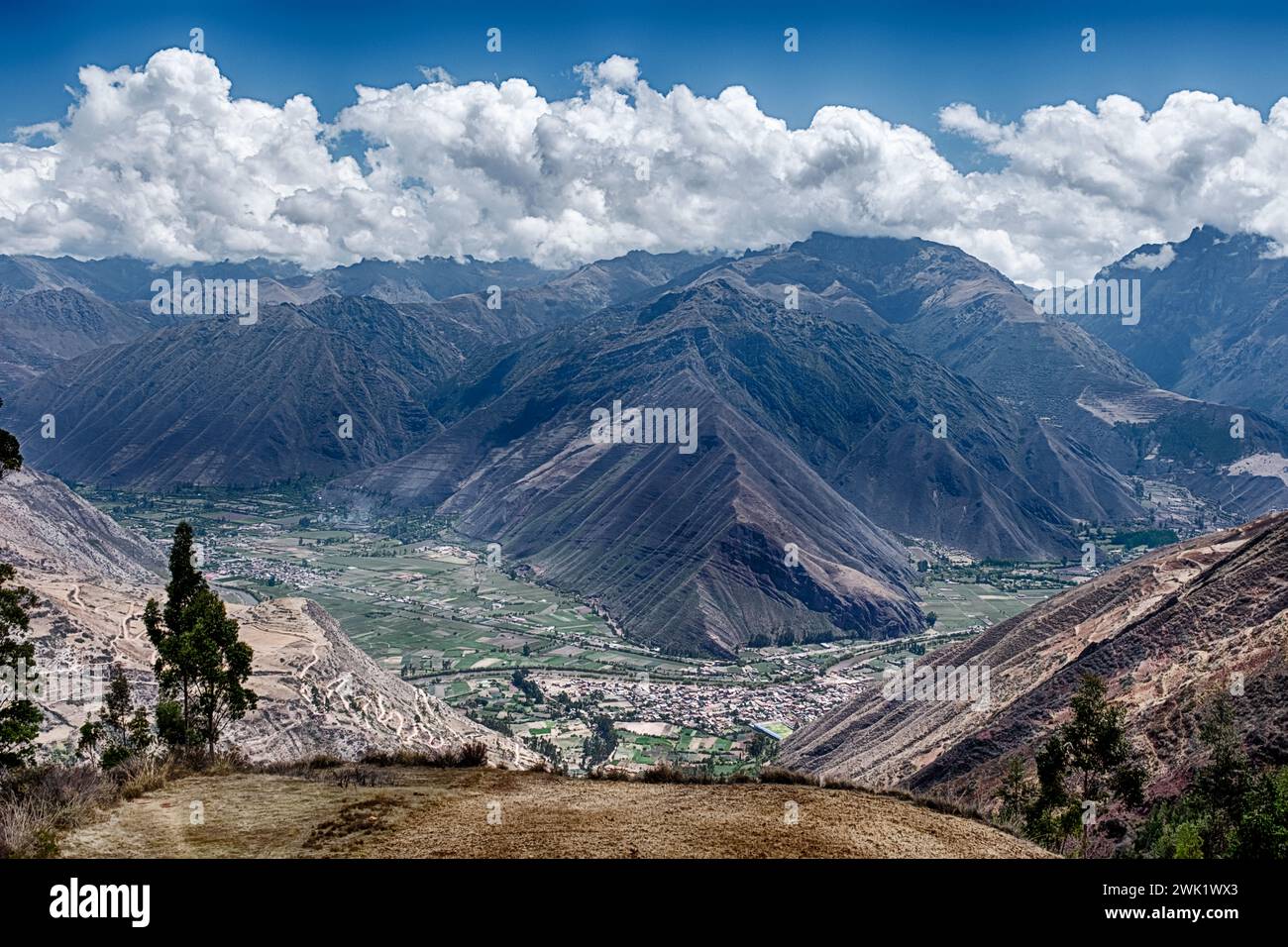 Ein Blick auf das Urubamba River Valley und die Anden Berge, wie man sie an einem sonnigen Tag sieht. Stockfoto