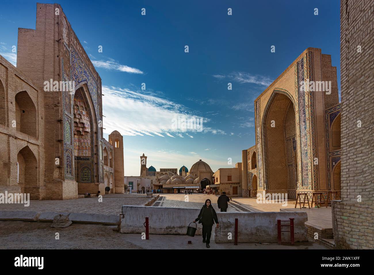 Monumentale Universitäten inszenieren die alltäglichen Aufgaben eines Jungen in Buchara Stockfoto