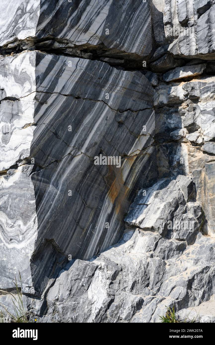 Bizarre Marmormuster auf riesigen Steinen in alten Steinbrüchen im Bergpark Ruskeala in Karelien Stockfoto