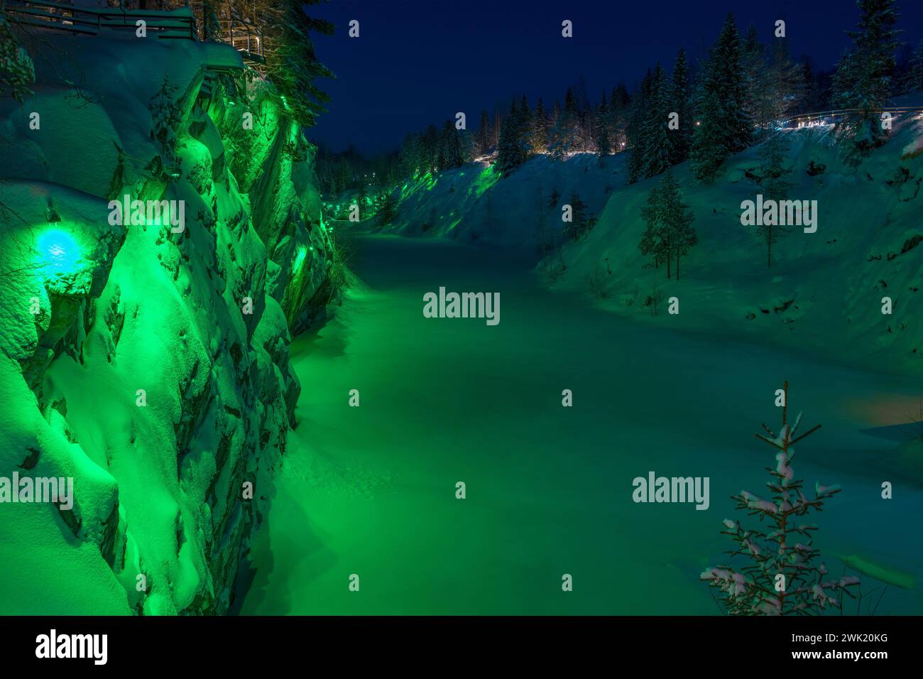 Grüne Beleuchtung des Marble Canyon in einer Januarnacht. Ruskeala Mountain Park. Karelien, Russland Stockfoto