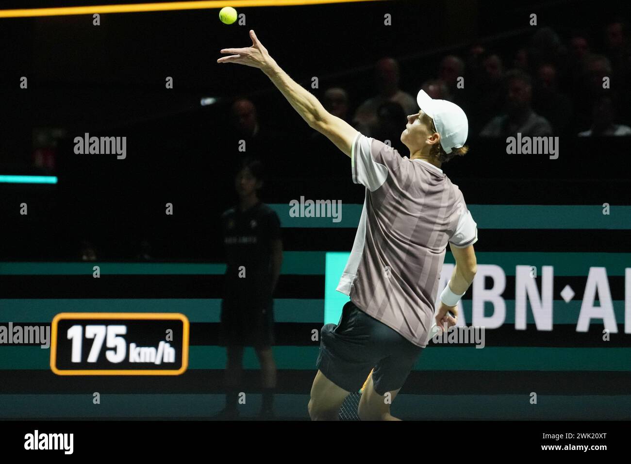Jannik Sinner of Italy gegen Milos Raonic aus Kanada, Viertelfinale bei den ABN Amro Open 2024, ATP 500 Tennis Turnier am 16. Februar 2024 in Rotterdam, Niederlande Stockfoto