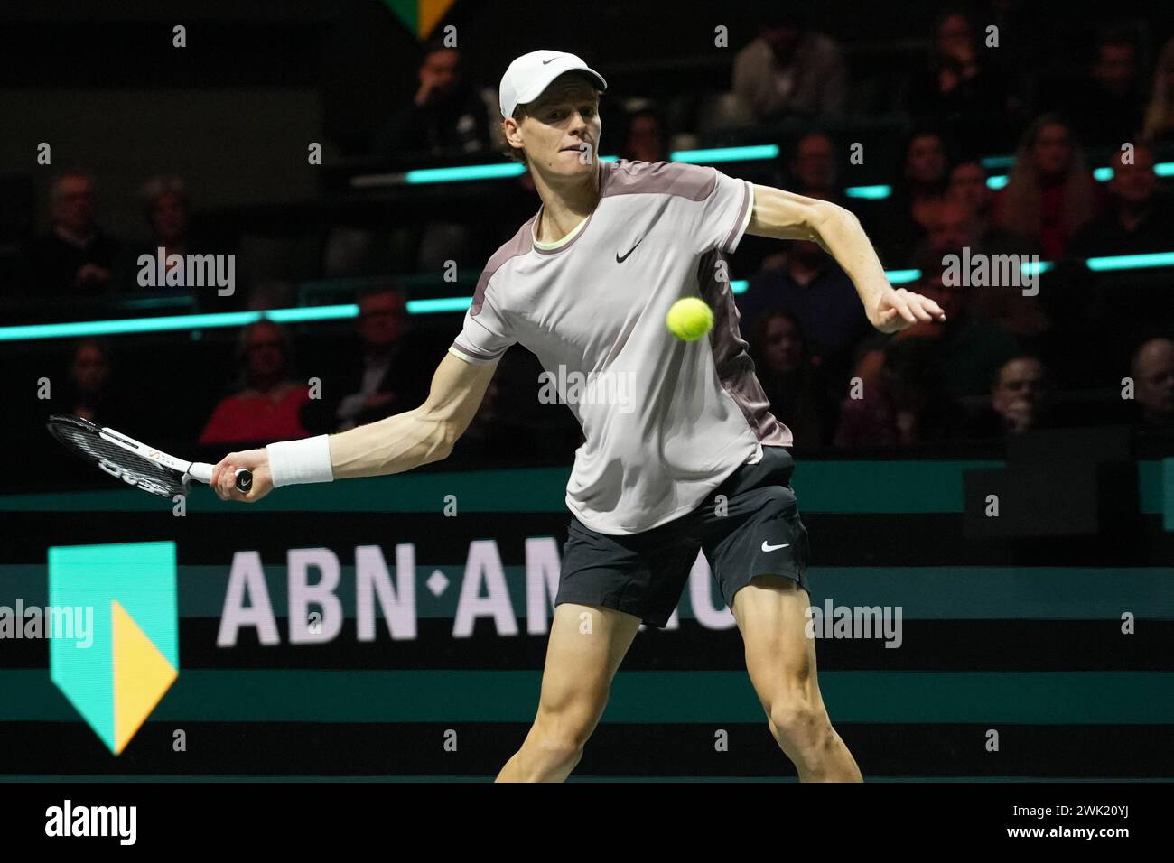 Jannik Sinner of Italy gegen Milos Raonic aus Kanada, Viertelfinale bei den ABN Amro Open 2024, ATP 500 Tennis Turnier am 16. Februar 2024 in Rotterdam, Niederlande Stockfoto