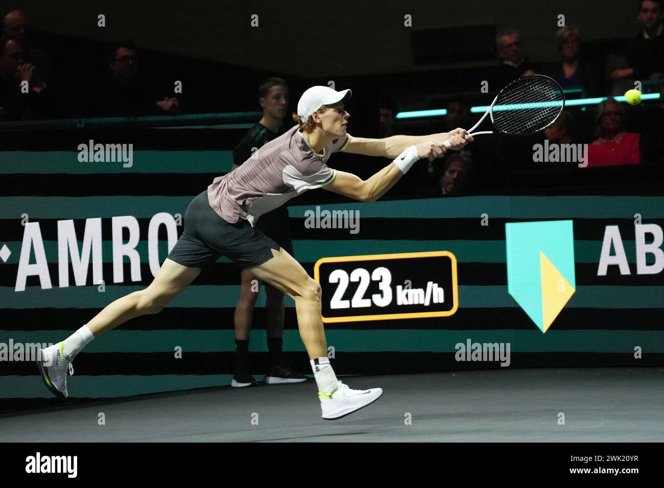 Jannik Sinner of Italy gegen Milos Raonic aus Kanada, Viertelfinale bei den ABN Amro Open 2024, ATP 500 Tennis Turnier am 16. Februar 2024 in Rotterdam, Niederlande Stockfoto