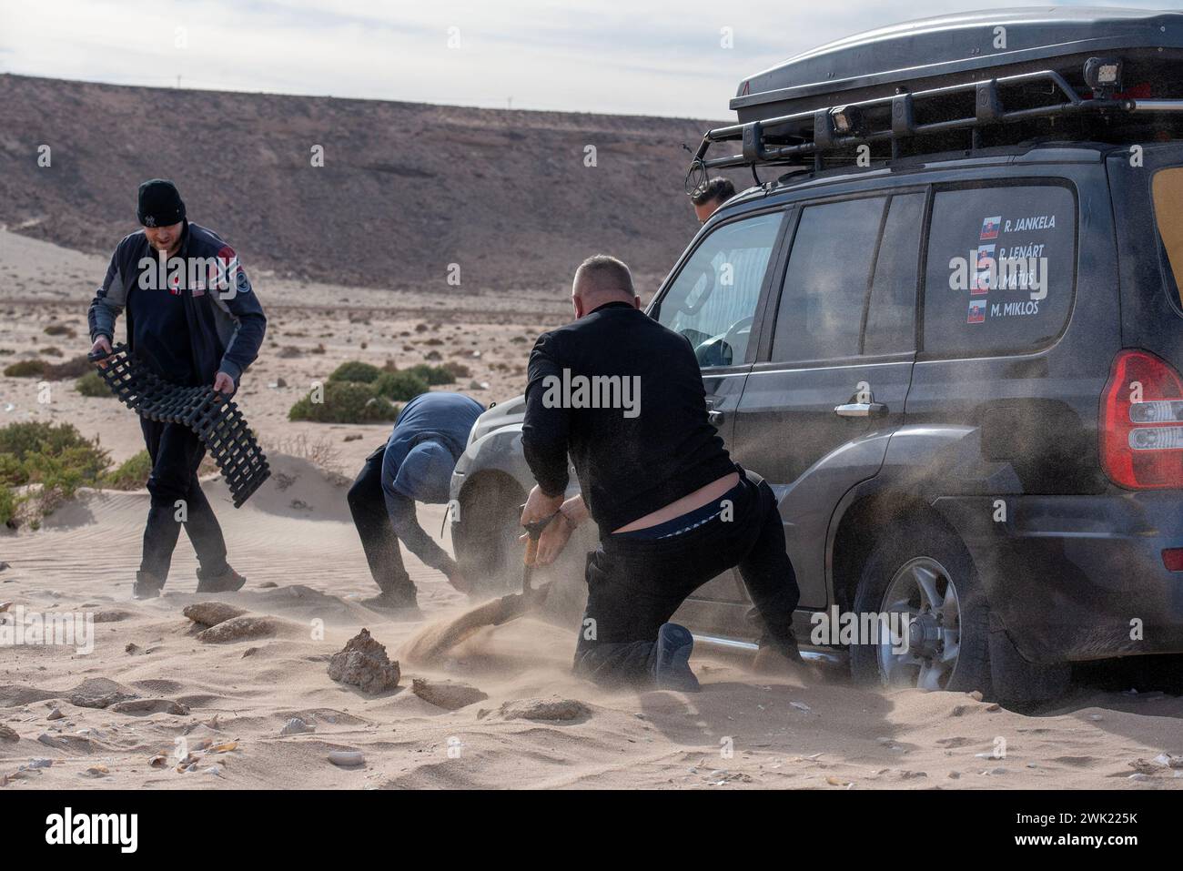 Das slowakische Team Pura Vida gräbt ihr Fahrzeug aus dem Sand in der Nähe von Laayoune, Marokko. Die Amateurrallye Budapest-Bamako feierte den 15. Lauf. Sie begann am 30. Januar in Fes, Marokko, und endet am 12. Februar in Freetown, Sierra Leone. Die ursprüngliche Strecke wurde aus offensichtlichen Sicherheitsgründen wie beim Rennen Paris-Dakar neu organisiert, gleichzeitig aber auch die Strecke verlängert. Im Laufe der Jahre wurde die Amateurrallye Budapest-Bamako zu einem der längsten und anspruchsvollsten Rennen der Welt. (Foto: Krisztian Elek/SOPA Images/SIPA USA) Stockfoto