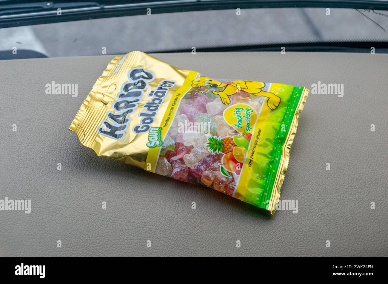 Freiburg im Breisgau, Deutschland - 31. Juli 2023: Packung Haribo Goldbaren saure Gummibonbons. Stockfoto
