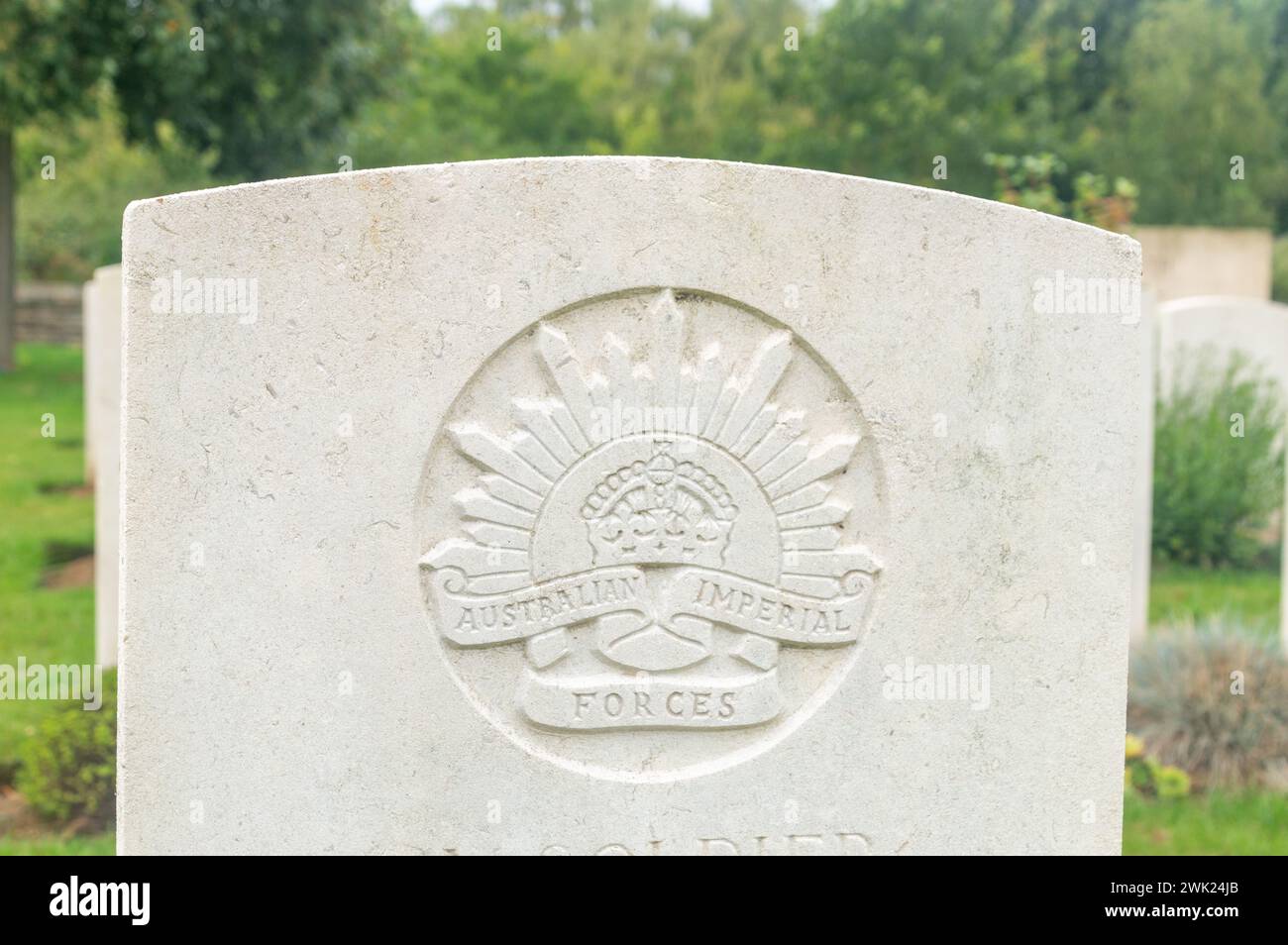 Assevillers, Frankreich - 5. August 2023: Emblem der australischen kaiserlichen Streitkräfte auf dem WFS Charles Gaulle Kriegsfriedhof des Ersten Weltkriegs Stockfoto