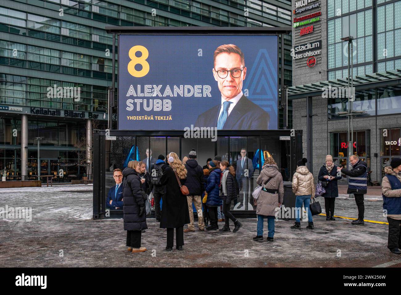 Alexander Stubb Bildschirm für die Präsidentschaftswahl in Narinkkatori im Bezirk Kamppi in Helsinki, Finnland Stockfoto