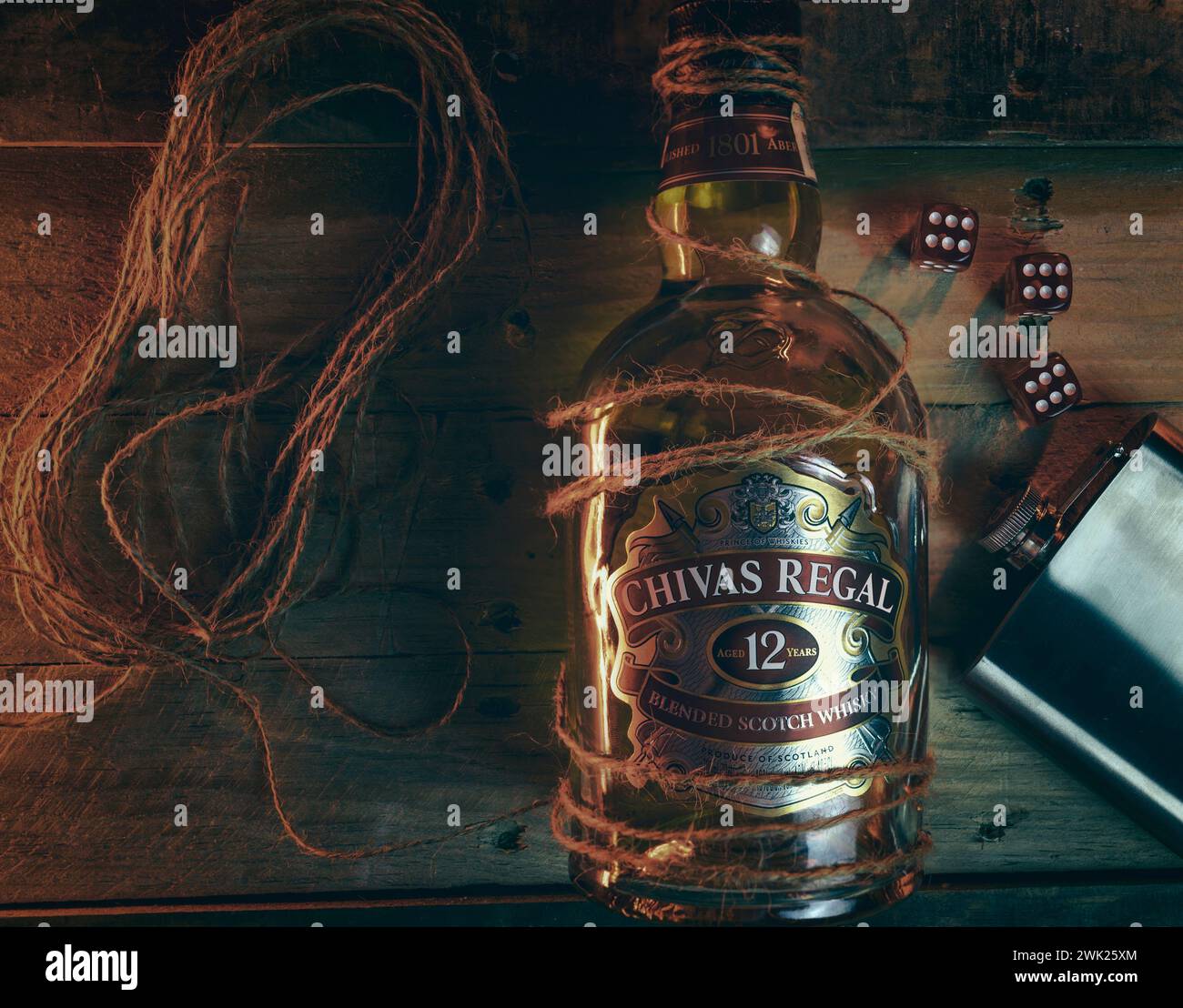 Flasche Whiskey, elektronisches Feuerzeug und Metallflasche zusammen angeordnet Stockfoto