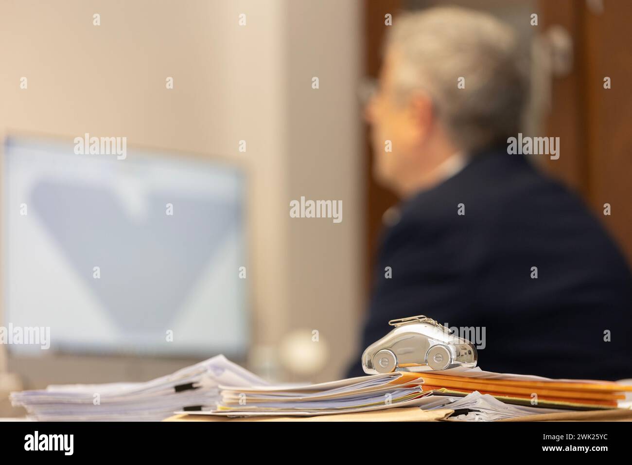 Schreibtisch mit Computer und ordentlich organisierten Akten Stockfoto