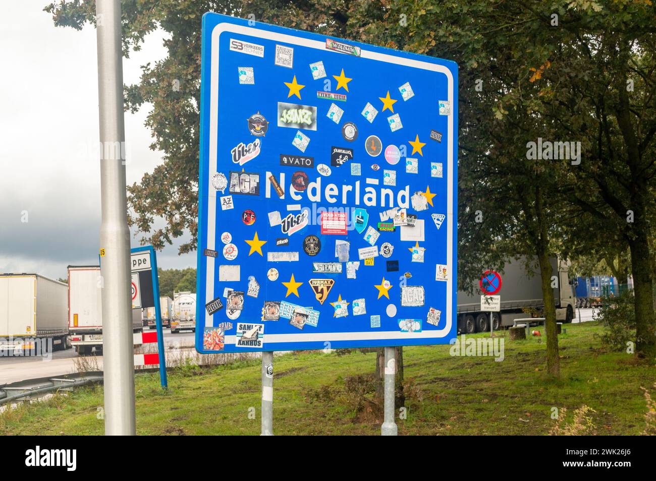 De Lutte, Nederland - 21. Oktober 2023: Grenzschild Niederlande. Stockfoto