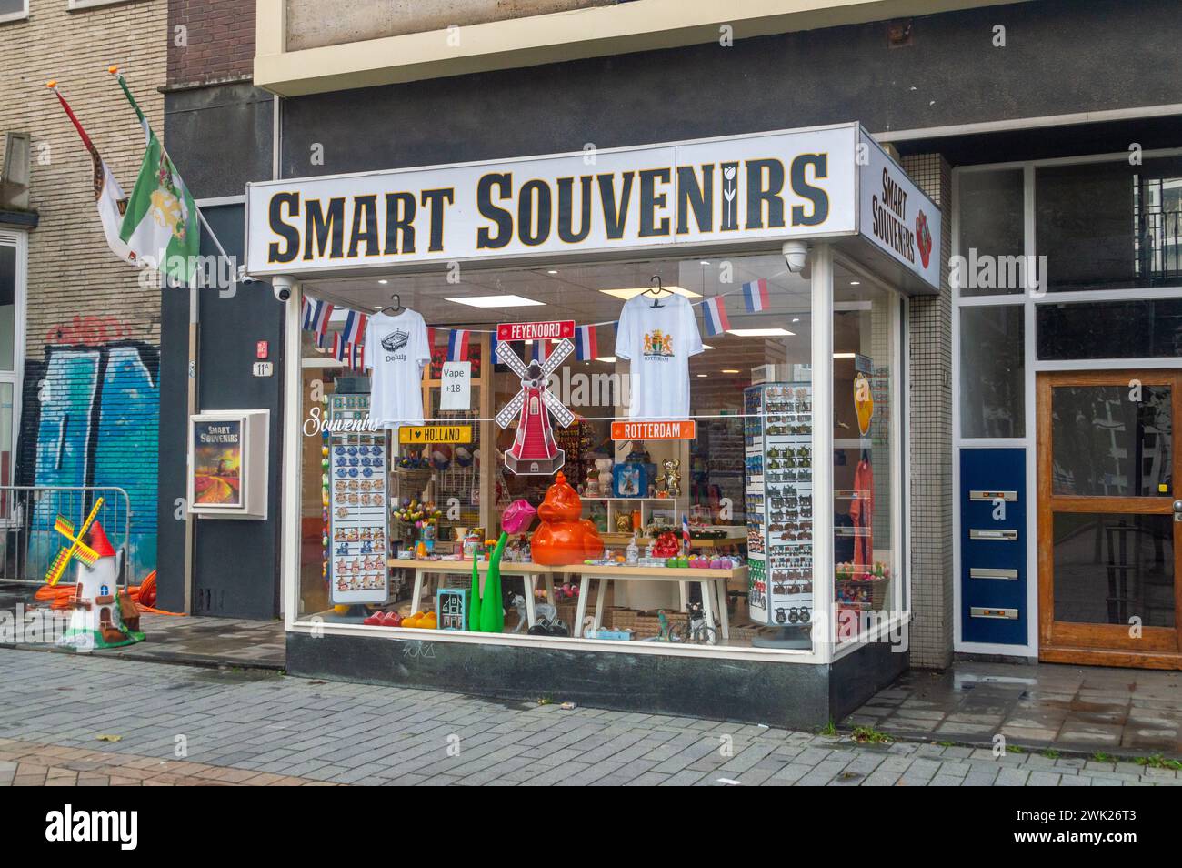 Rotterdam, Nederland - 22. Oktober 2023: Smart Souvenirs Shop mit Souvenirs aus Holland. Stockfoto