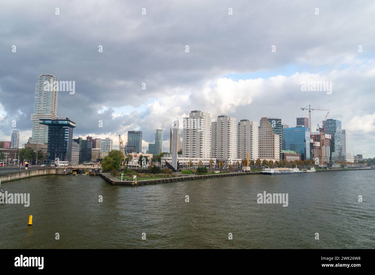 Rotterdam, Nederland - 22. Oktober 2023: Blick auf das Ufer der Neuen Maas. Stockfoto