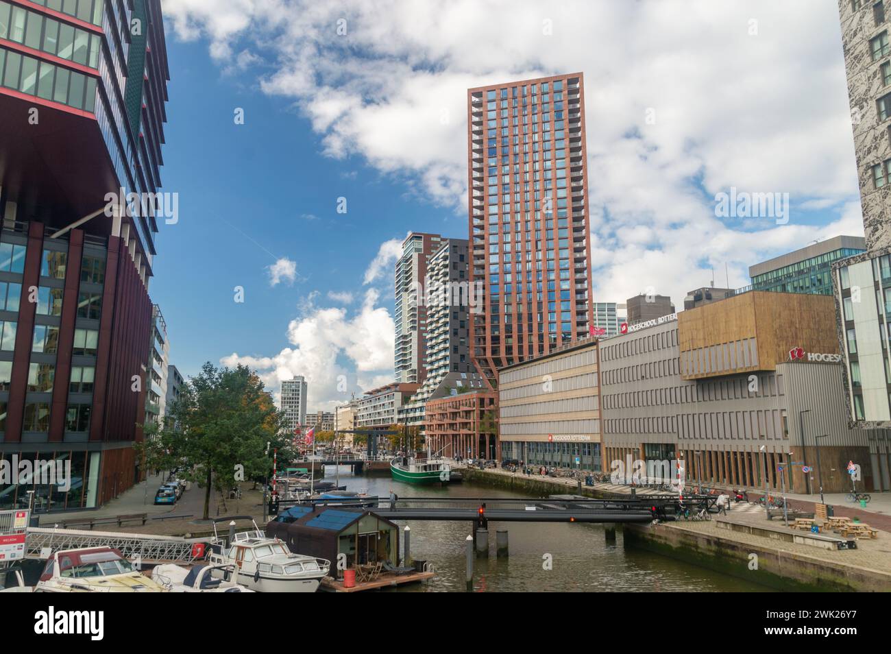 Rotterdam, Nederland - 22. Oktober 2023: Maritimes Viertel mit Casanova-Gebäude. Stockfoto