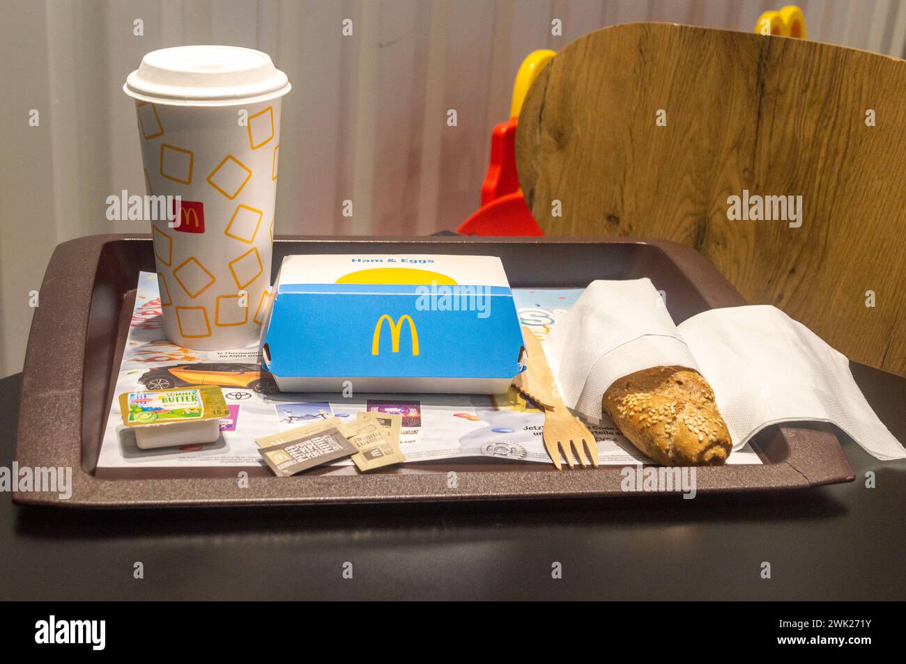 Ansfelden, Österreich - 6. November 2023: McDonald's Menü mit Rührei mit Schinken, Kornspitz-Brötchen, Butter und Coca-Cola. Stockfoto