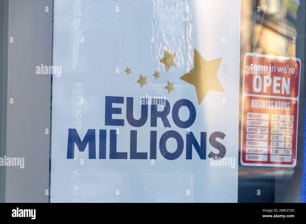 Brecht, Belgien, 10. November 2023: Logo und Zeichen der Euro Millions Lotterie. Stockfoto