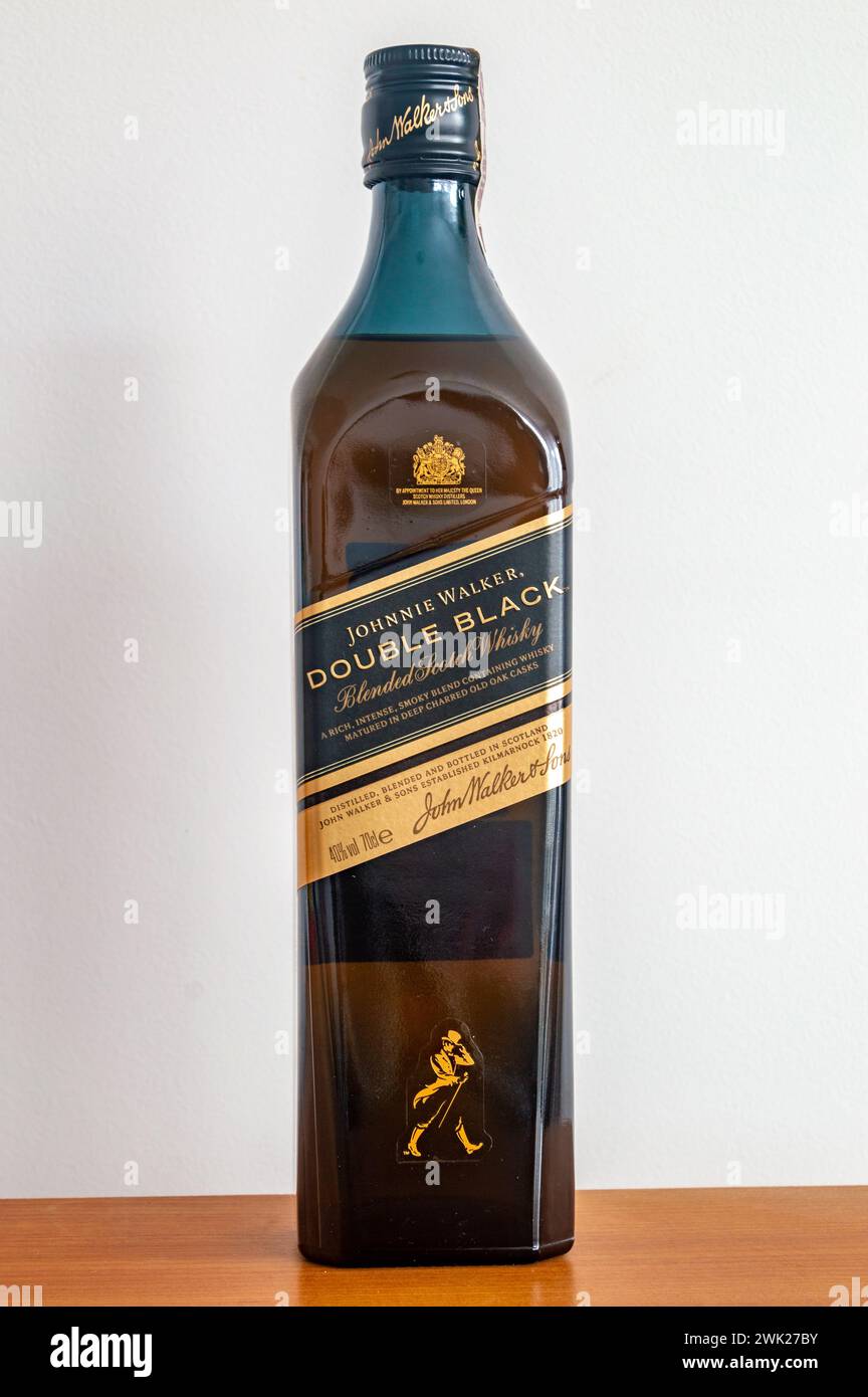 Pruszcz Gdanski - 24. Dezember 2023: Flasche Scotch Whisky Johnnie Walker Double Black. Stockfoto