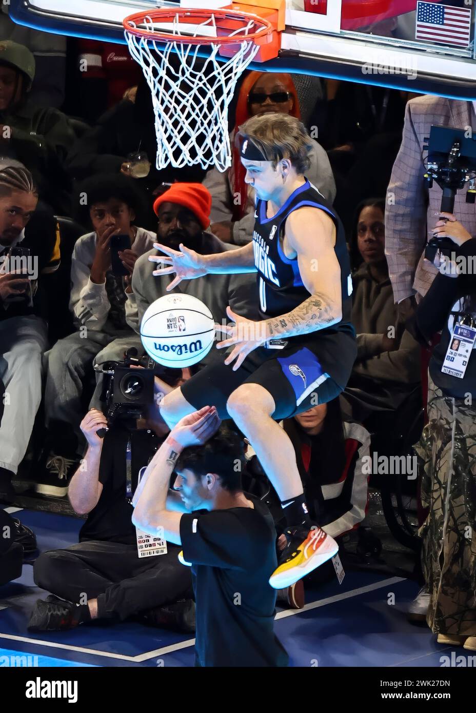 Indianapolis, USA. Februar 2024. Osceola Magic Guard Mac McClung (TOP) tritt am 17. Februar 2024 beim Dunk Contest während der NBA All-Star 2024 im Lucas Oil Stadium in Indianapolis auf. Quelle: Joel Lerner/Xinhua/Alamy Live News Stockfoto