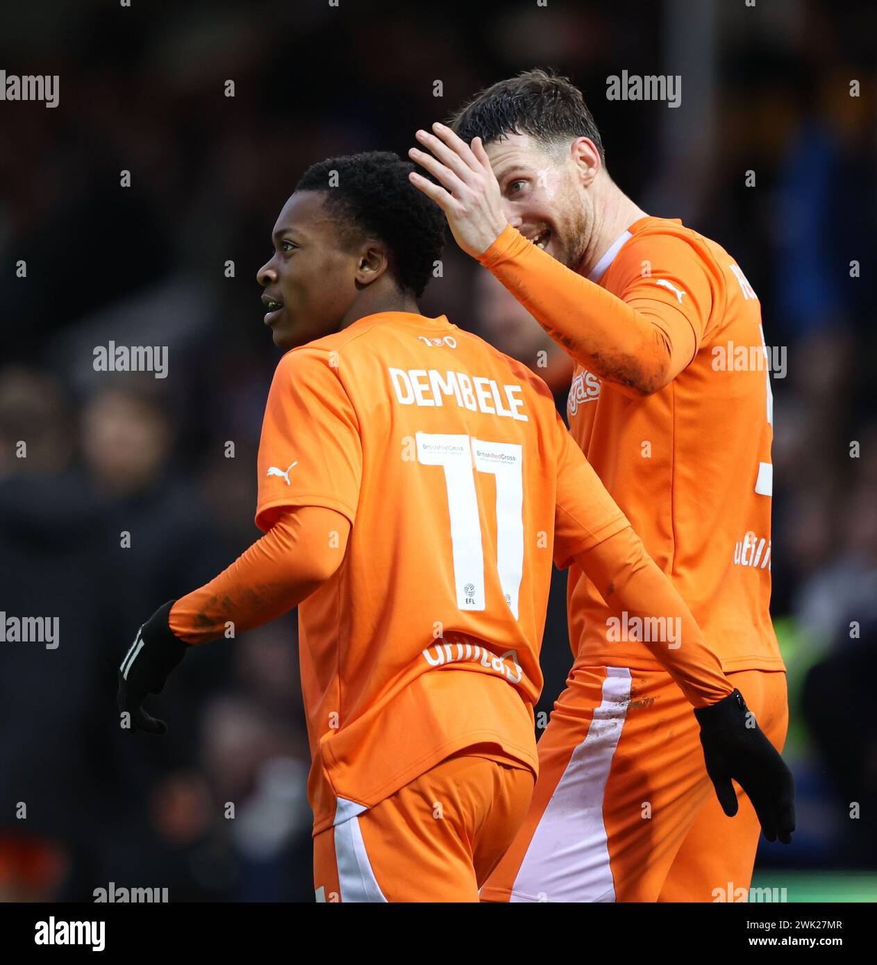 Peterborough, Großbritannien. Februar 2024. James Ehemann (B) gratuliert Torschütze Karamoko Dembele (B), nachdem er am 17. Februar 2024 im Weston Homes Stadium in Peterborough, Cambridgeshire das Siegtor für Blackpool (1:2) erzielte. Quelle: Paul Marriott/Alamy Live News Stockfoto