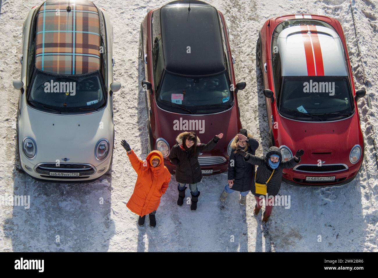 Odintsovo, Russland. Februar 2024. Die Teilnehmer des Blitzmobs winken der Kamera zu. Fans der Marke Mini Cooper in Moskau und der Region schlossen sich zum neunten Mal dem internationalen Flashmob „I LOVE MINI“ an. Quelle: SOPA Images Limited/Alamy Live News Stockfoto